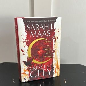 Sarah J Maas - House of Earth and Blood Crescent City